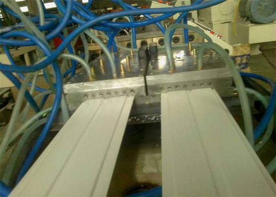 Dây chuyền ép đùn nhựa PVC WPC hoàn toàn tự động cho sản xuất cửa / cửa sổ