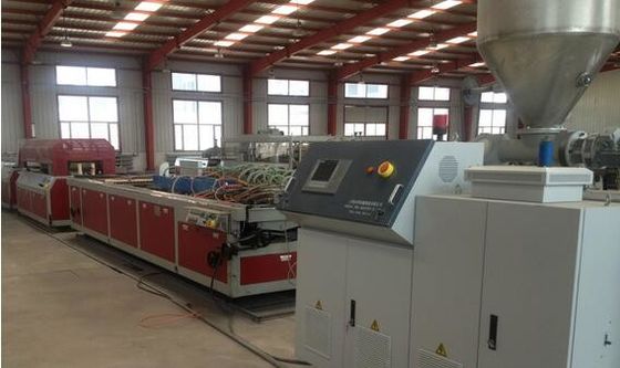 Giá tốt. Bảng hiển thị Dây chuyền ép đùn nhựa bằng gỗ, hoàn toàn tự động trực tuyến