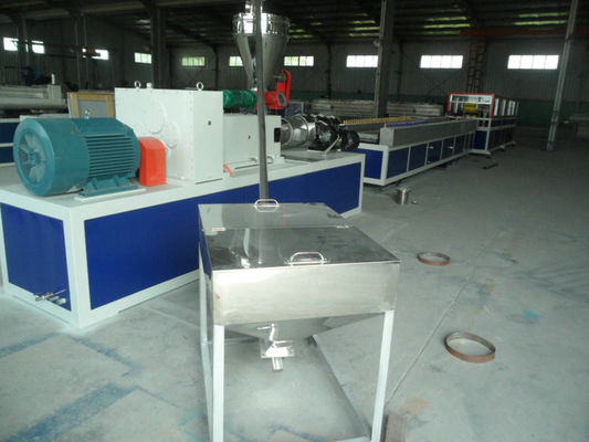 Giá tốt. Thiết kế trục vít đôi bằng nhựa WPC PVC Dây chuyền ép đùn cho hàng rào sàn trực tuyến