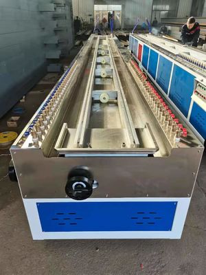 Giá tốt. Máy đùn hồ sơ PVC, Máy đùn hồ sơ nhựa PVC WPC với máy đùn trục vít đôi, Máy định hình cửa trực tuyến