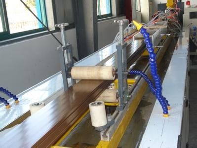 Giá tốt. Dây chuyền ép đùn hồ sơ bảo vệ WPC, máy đùn hồ sơ ghế trực tuyến