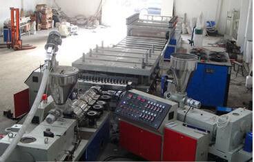 Giá tốt. WPC Building Template Bọt Board Machine Với vít hình nón đôi cho tủ trực tuyến