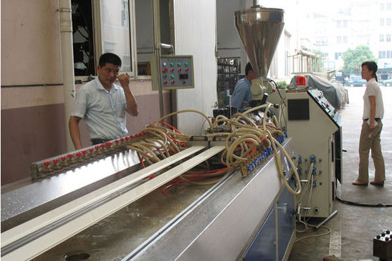 Giá tốt. Tự động vít đôi WPC Hồ sơ sản xuất dây chuyền Cửa sổ và cửa ra vào trực tuyến
