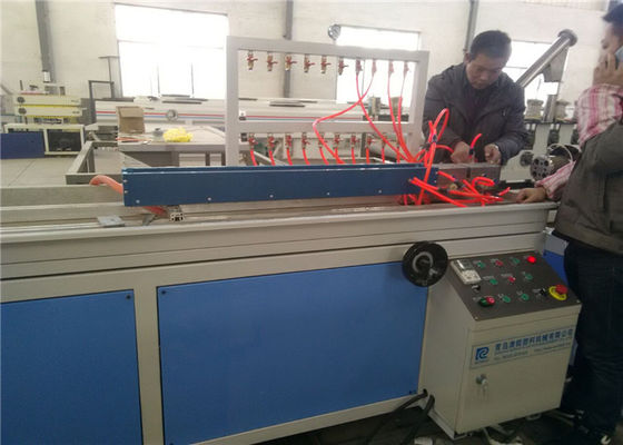 Giá tốt. Dây chuyền đùn hồ sơ cửa PVC WPC 100kg / H trục vít đôi trực tuyến