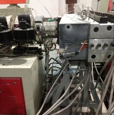 Giá tốt. Dây chuyền sản xuất ván nhựa WPC / Dây chuyền sản xuất khuôn mẫu trục vít đôi WPC trực tuyến