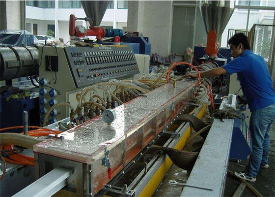 Giá tốt. Bảng điều khiển cửa gỗ bằng gỗ Wpc Hồ sơ / Dây chuyền đùn dễ vận hành trực tuyến