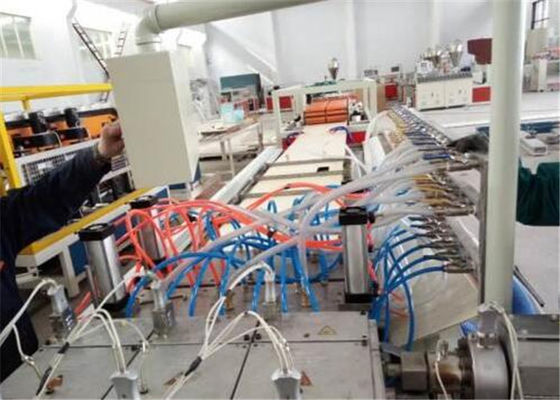 Giá tốt. PVC WPC PP PE Bảng điều khiển hồ sơ nhựa Dây chuyền ép đùn PP PE Tấm xốp trực tuyến