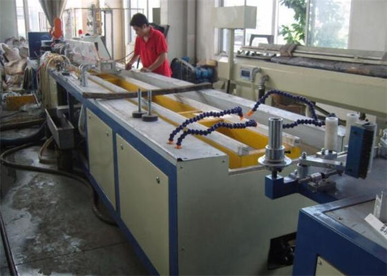 Giá tốt. Dây chuyền ép nhựa PP PE Profile / PP PE Dây chuyền sản xuất nhựa hồ sơ để trang trí trực tuyến