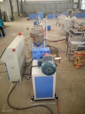 Giá tốt. Dây chuyền ép đùn hồ sơ PVC WPC / Dây chuyền sản xuất tấm tường PVC Làm ván sàn ngoài trời trực tuyến