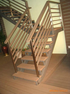 Giá tốt. Nhựa PVC PE PP Wpc Hồ sơ Đường đùn Máy uốn mái thủy lực trực tuyến