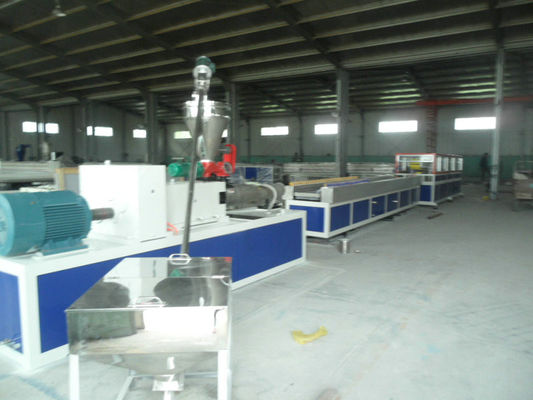Giá tốt. Dây chuyền sản xuất hồ sơ rỗng / rắn WPC, máy hồ sơ lan can WPC PP / PE trực tuyến