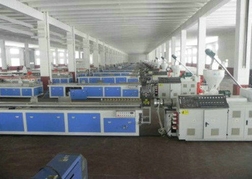 Giá tốt. Dây chuyền sản xuất ván trượt PVC WPC, máy đùn trục vít đôi trực tuyến