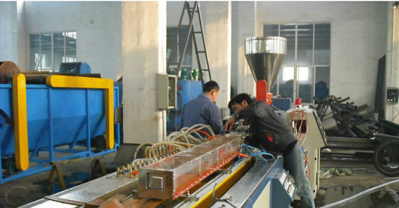 Giá tốt. Dây chuyền ép đùn hồ sơ PVC WPC 22kw 120kg / H 10m / phút, Máy làm hồ sơ nhựa trực tuyến