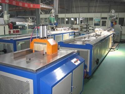 Giá tốt. Dây chuyền ép đùn hồ sơ sàn WPC, máy hồ sơ nhựa Pallet trực tuyến