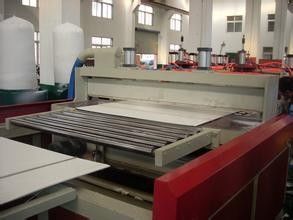 Giá tốt. Máy tạo bọt WPC hoàn toàn tự động, máy đùn trục vít bằng gỗ nhựa trực tuyến